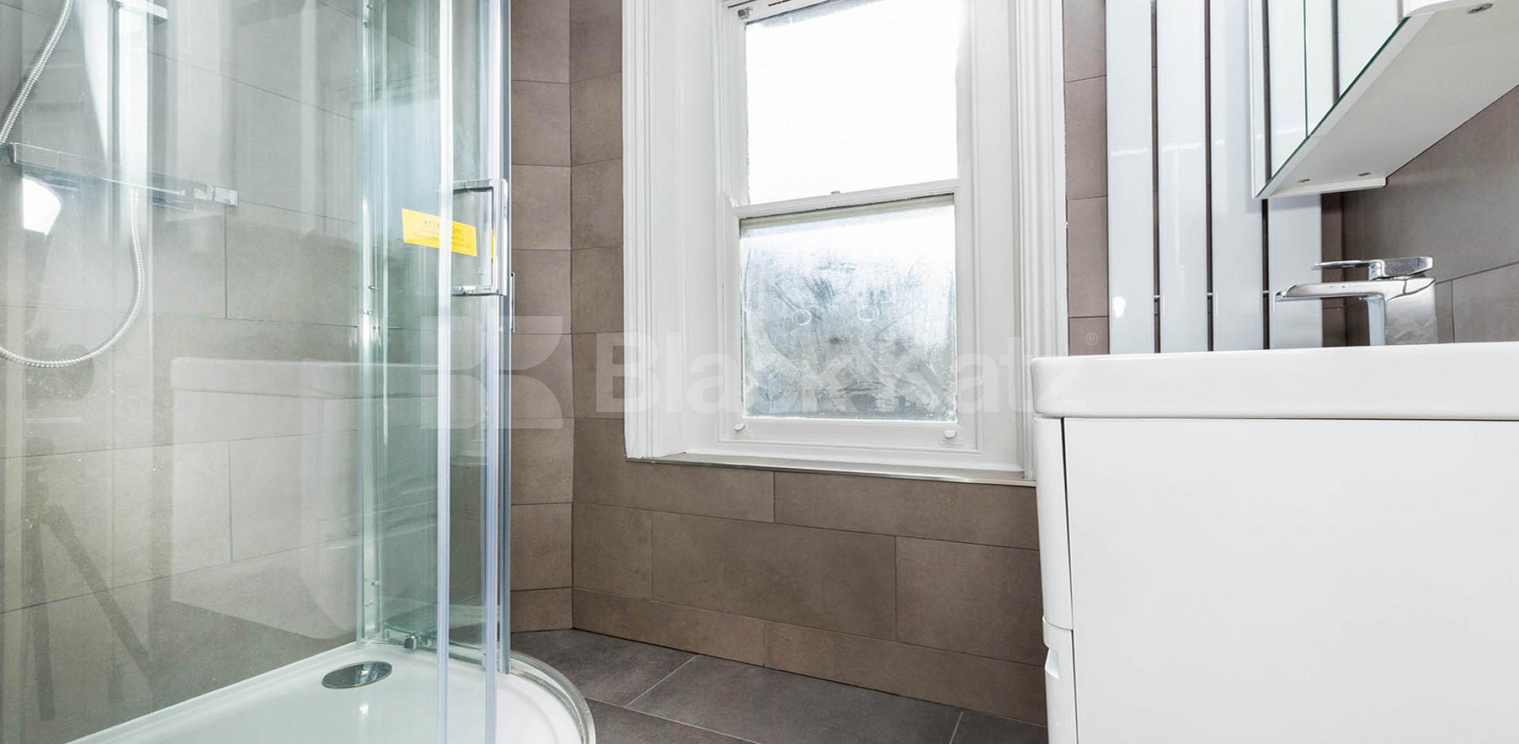 			SPLIT OVER 3 FLOORS, 2 Bedroom, 1 bath, 1 reception Maisonette			 Baron Street, ANGEL N1